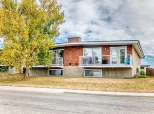 133 & 135 W Huntford Close NE, Calgary, AB T2K3Y6