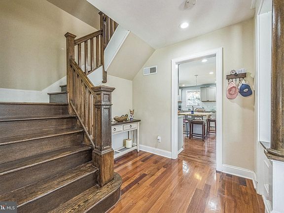 3rd image of 325 Woodbine Ave