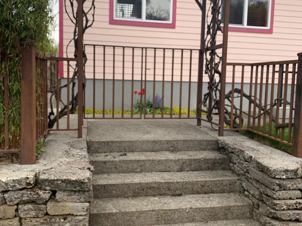 Property entry from NE 29th Avenue