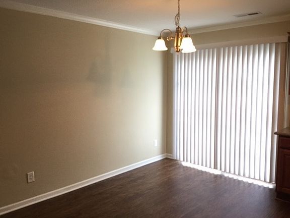 3rd image of 102 Oak Knoll Dr