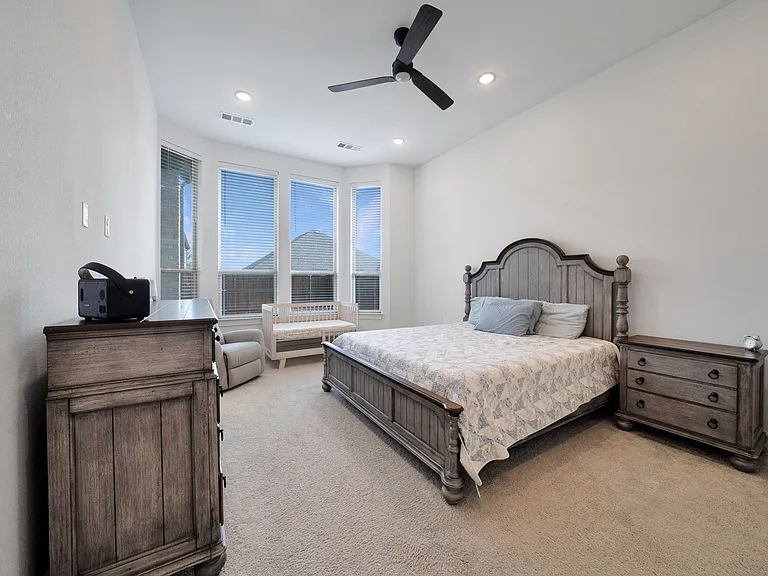 1429 Bluebonnet Ln — Photo 13