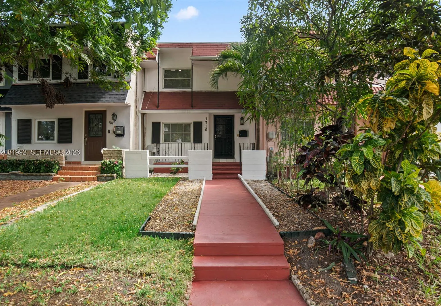 Executive Manors — Photo 1