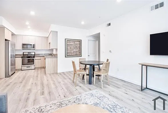 14748 Victory Blvd #202