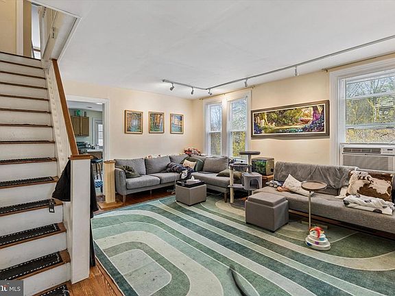 3rd image of 25 Woodbine Ave