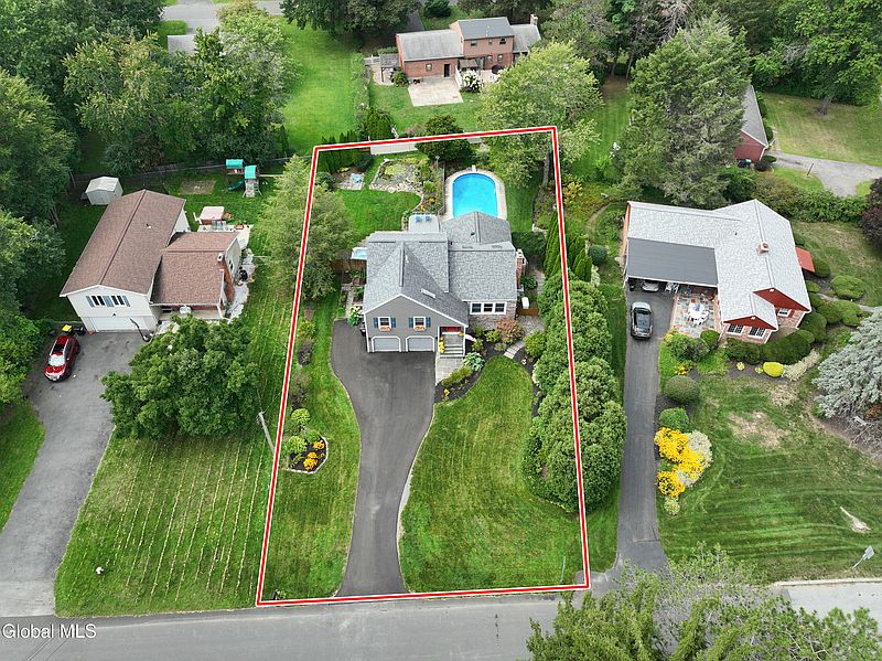 4th image of 945 Mohegan Road