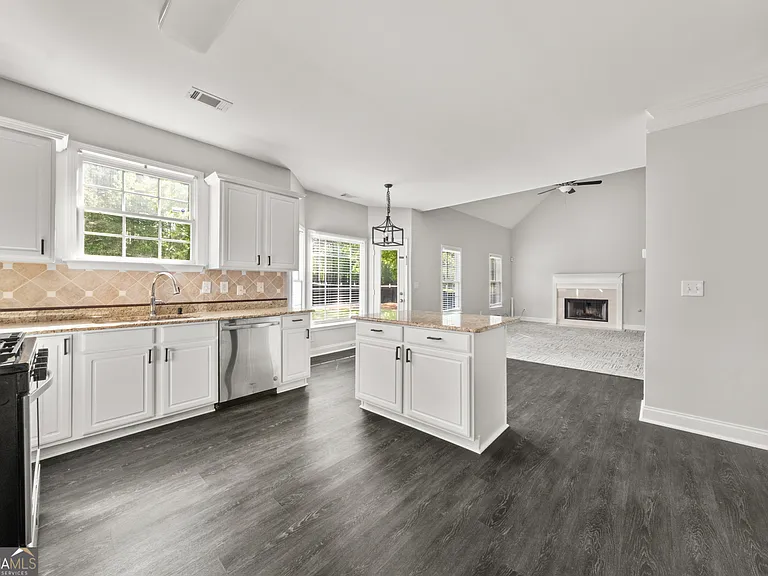 990 Lilac Arbor Rd — Photo 3