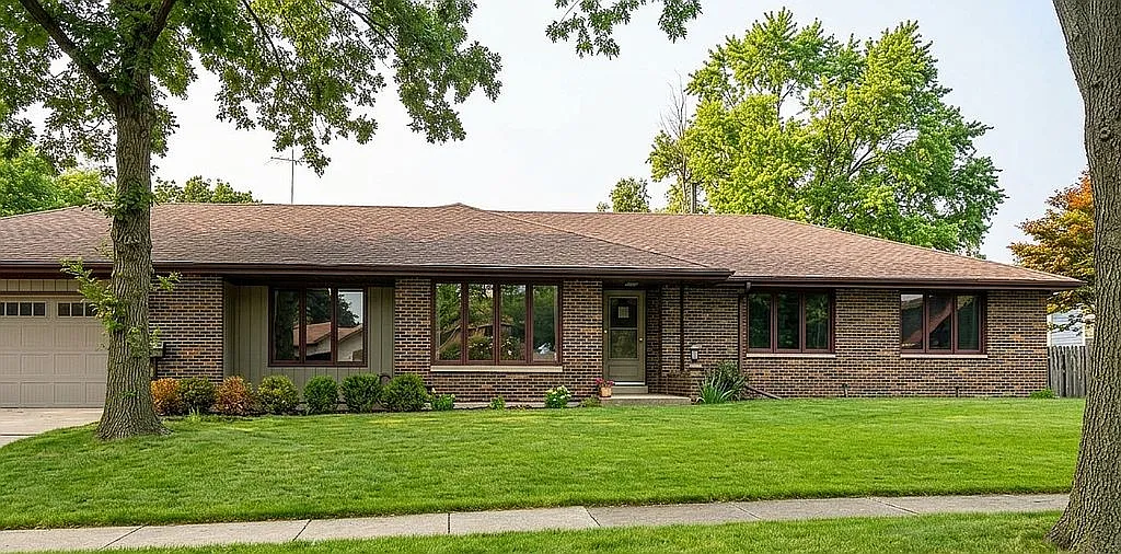 2741 Douglas St photo 1