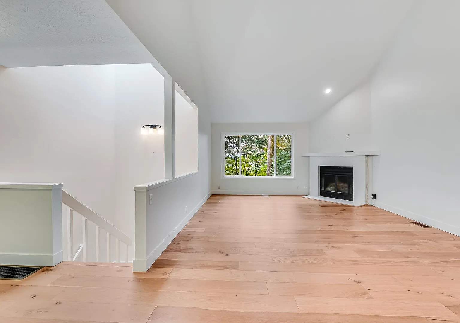 Beautiful 4 bed, 2.5 bath home with central A/C in Lake Oswego! — Photo 2