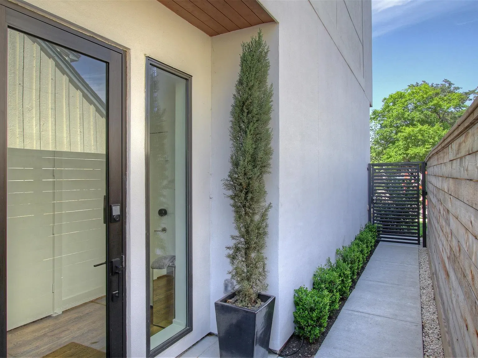 4 bed, 3.5 bath, 3197 sqft, $6,000 — Photo 3