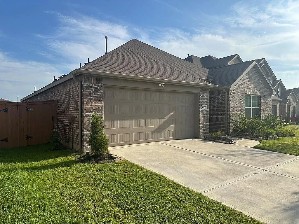 3 bed, 2.0 bath, 1665 sqft, $2,300 — Photo 3