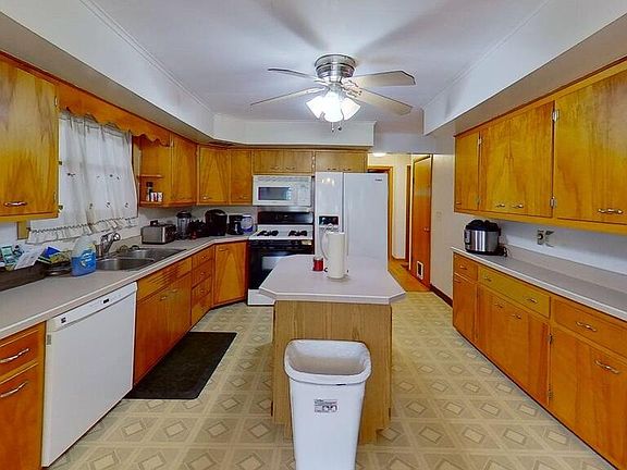 3rd image of 227 Lamberton St
