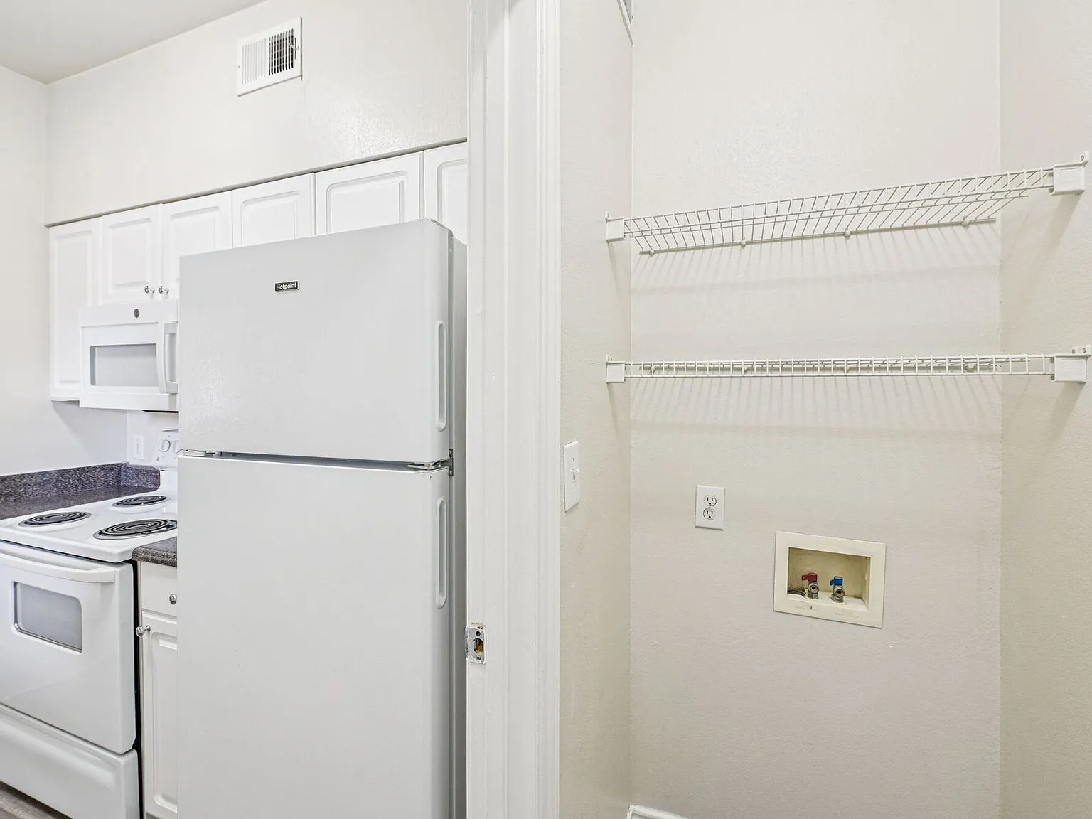 Oaks Riverchase Apartments — Photo 4