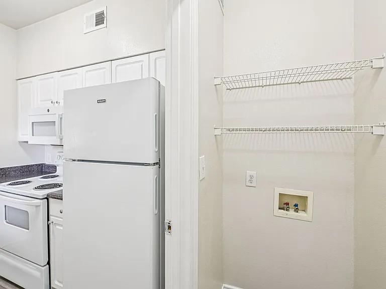 Oaks Riverchase Apartments — Photo 4