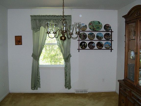 4th image of 2105 Williamsburg Ct