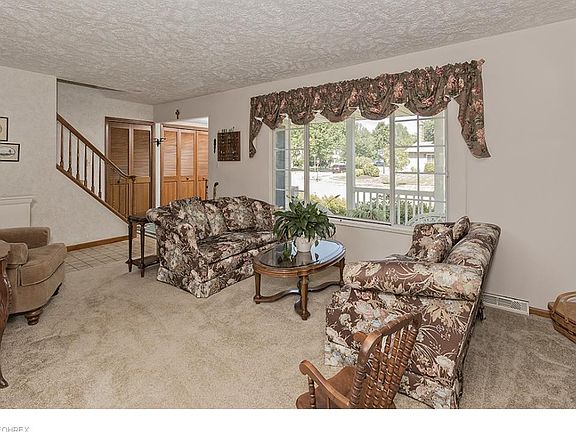 3rd image of 6242 Foxwood Ct