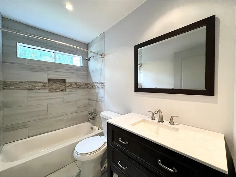 710 Creekwood Xing — Photo 20