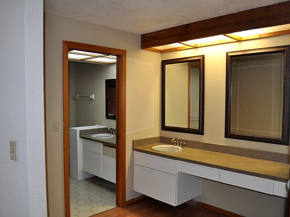 Master bath w/ his/her sinks