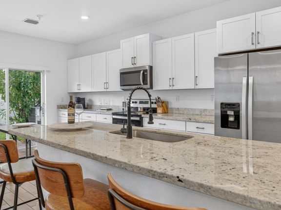 4th image of 826 SE 17th St