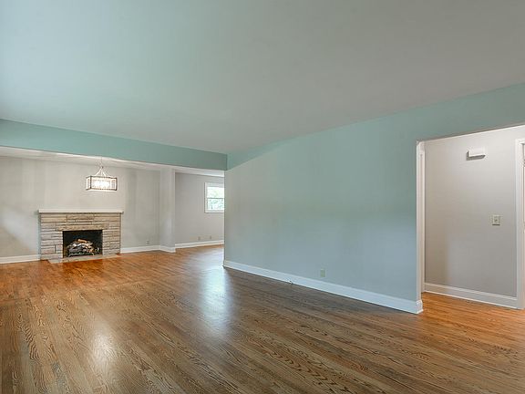 3rd image of 1913 Oakwood Dr