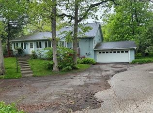 858 Sauganash Dr, Fontana, WI