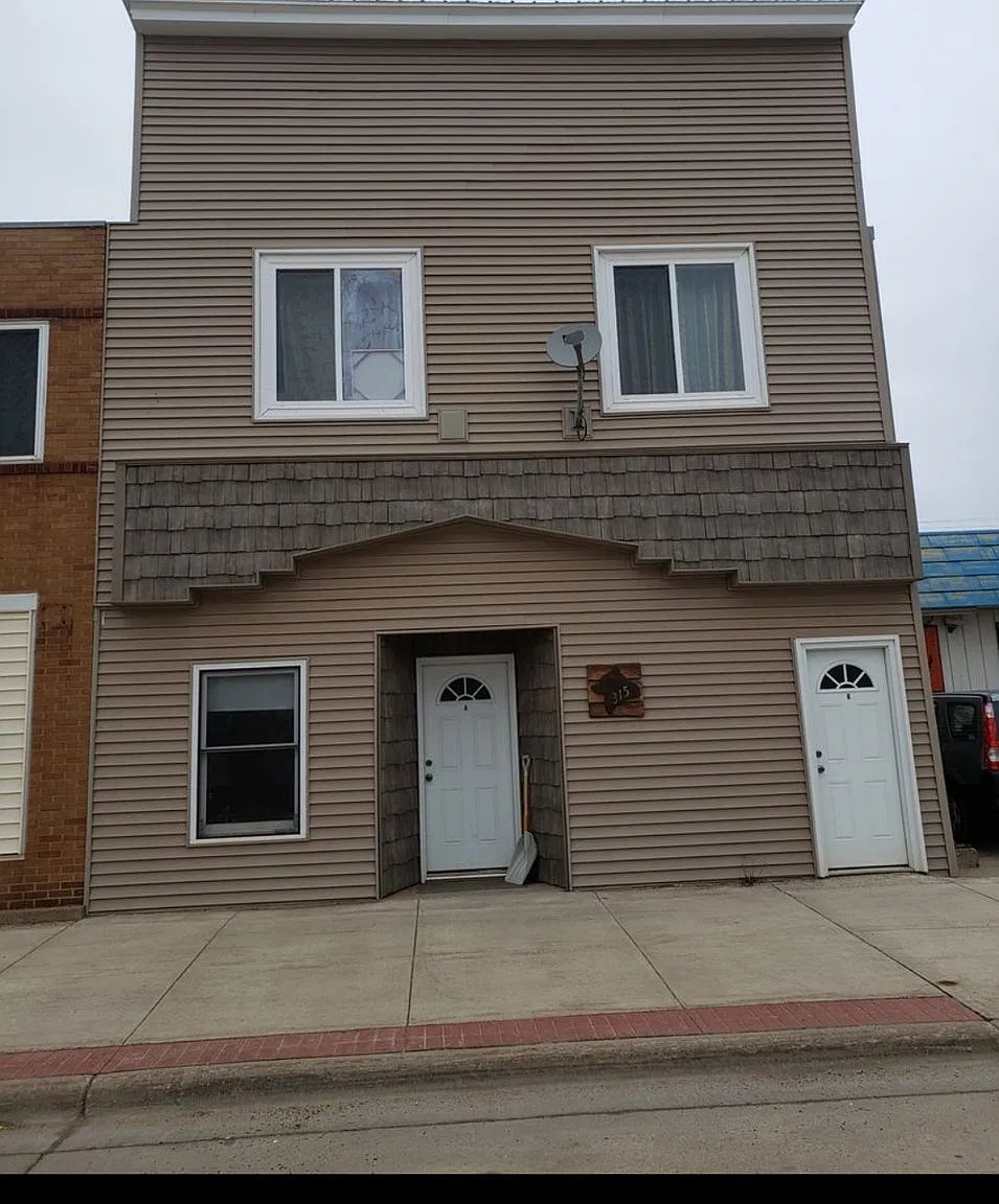 3 bed, 1.0 bath, 895 sqft, $1,300 — Photo 1