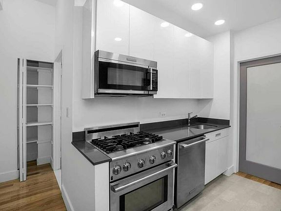 3rd image of 99 John St APT 213