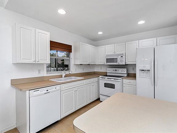 5th image of 427 SE 17th Ter