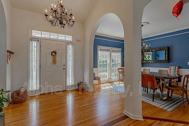 4 bed, 2.5 bath, 2329 sqft, $3,000 — Photo 3