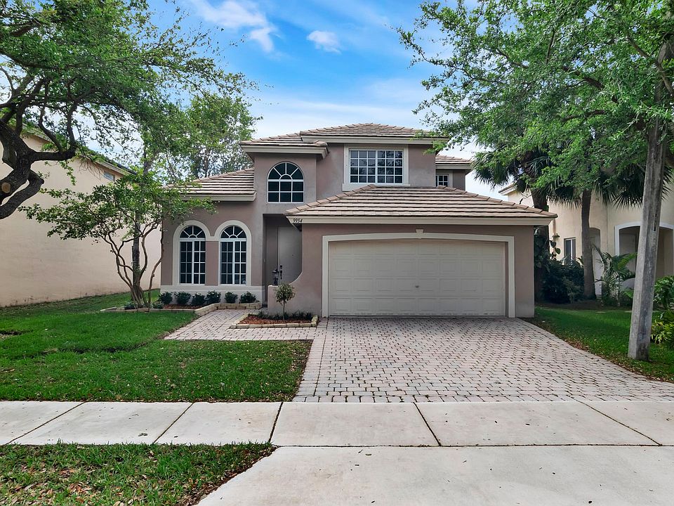 Front View. For a video tour click this link: https://youtu.be/r3iJ5wg6Enc