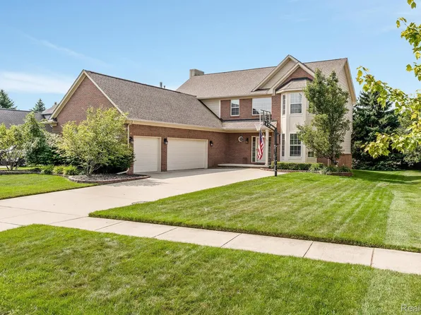 212 Aspen Ln, Oxford, MI 48371