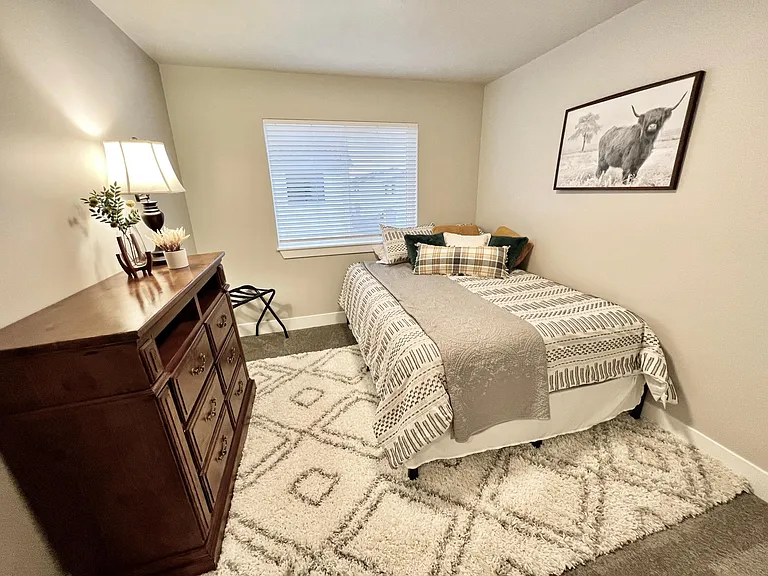 The 4th bedroom has a queen memory foam mattress.