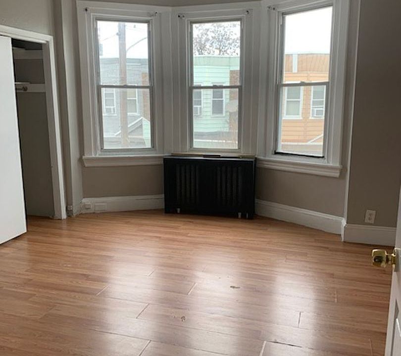 1st image of 2066 Clarence St Floor 2