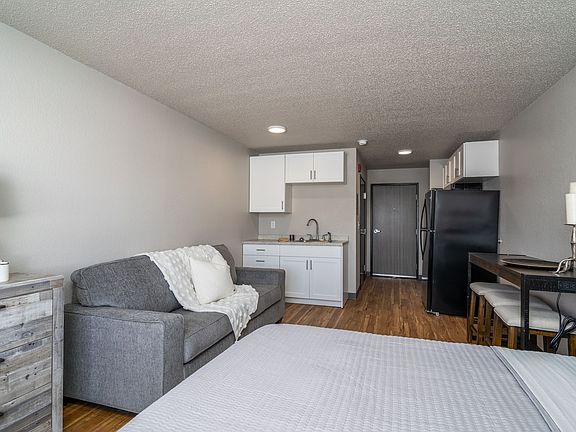 5th image of 4001 Gateway Dr #206