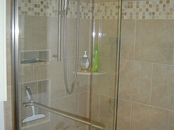 5th image of 815 Saintclair Cir