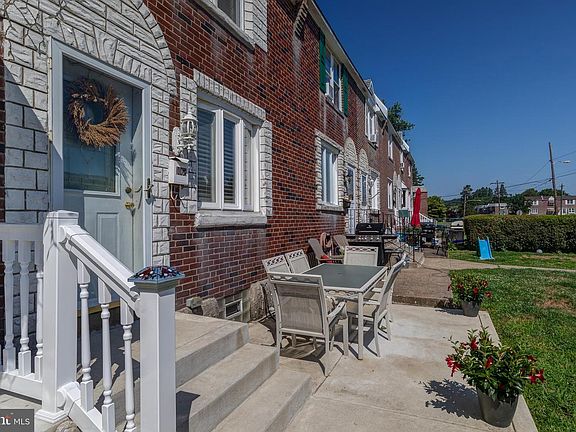 3rd image of 1068 Oakwood Dr