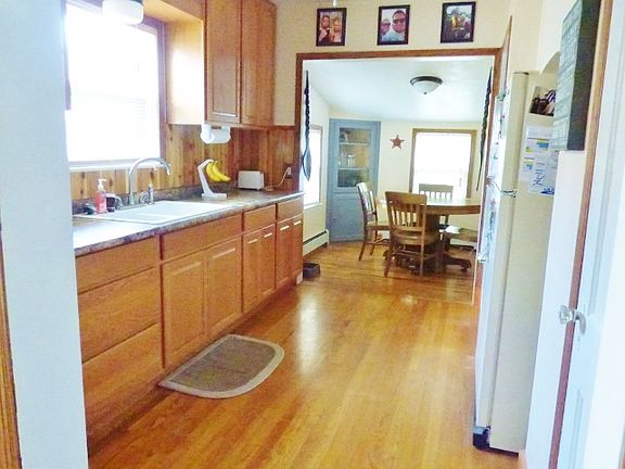 2nd image of 907 Kingsbury St