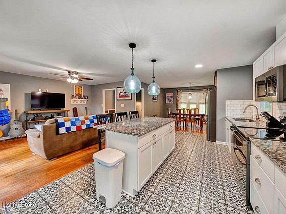 5th image of 2714 Windsor Forest Dr