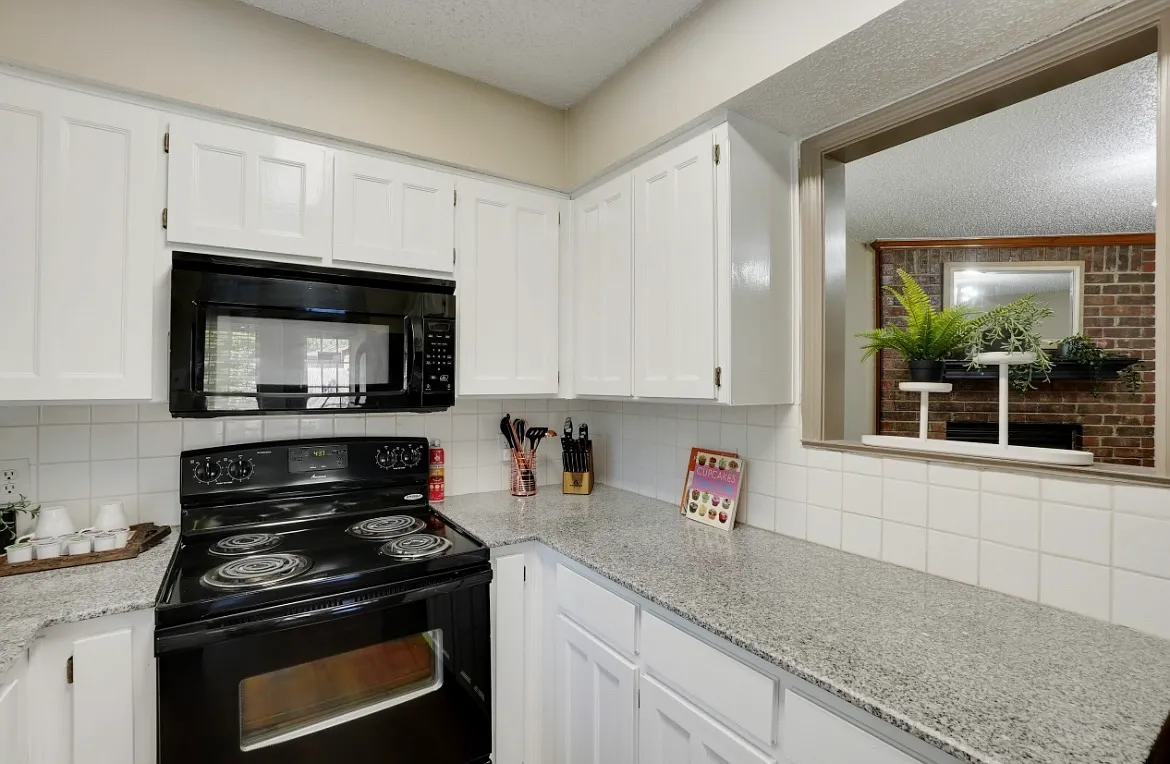 2 bed, 1.5 bath, 1258 sqft, $2,199 — Photo 3