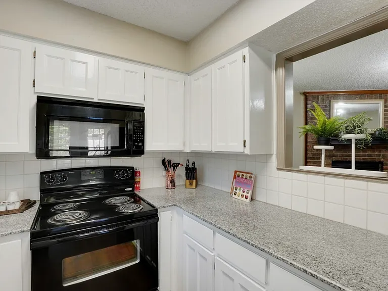 525 Essex Pl — Photo 3