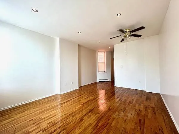 924 Hancock St #5 — Photo 3