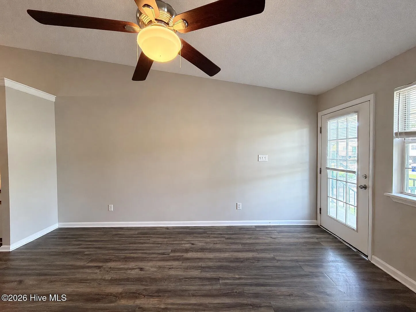 3 bed, 2.0 bath, 1300 sqft, $1,500 — Photo 4