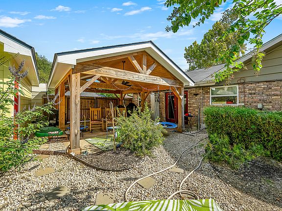 3rd image of 202 Honey Suckle Ln