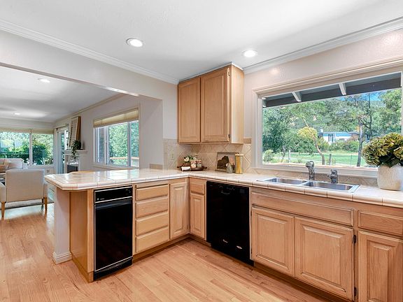 5th image of 578 Fairway Drive
