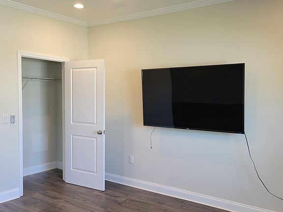 4th image of 304 Chelsea Dr