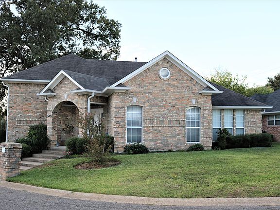 3rd image of 5805 Creekside Cir