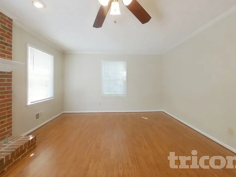 1516 Maple Ridge Dr — Photo 2