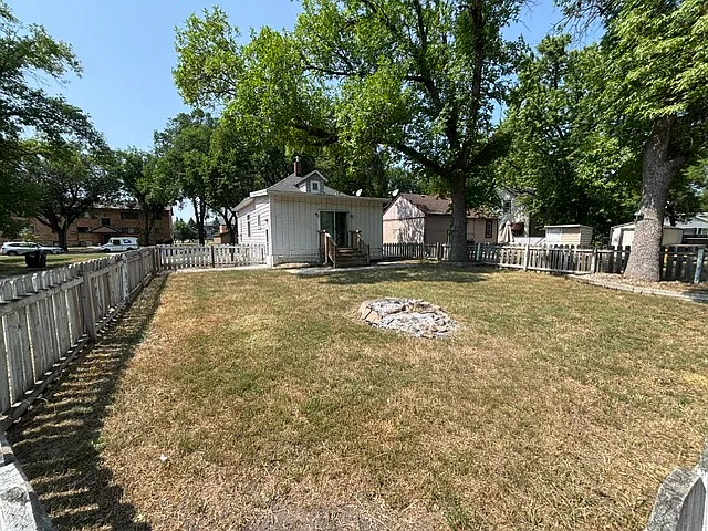 815 College St N — Photo 30