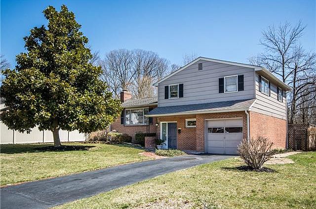 3 BR, 1.5 BA move-in ready Split with 1-car garage