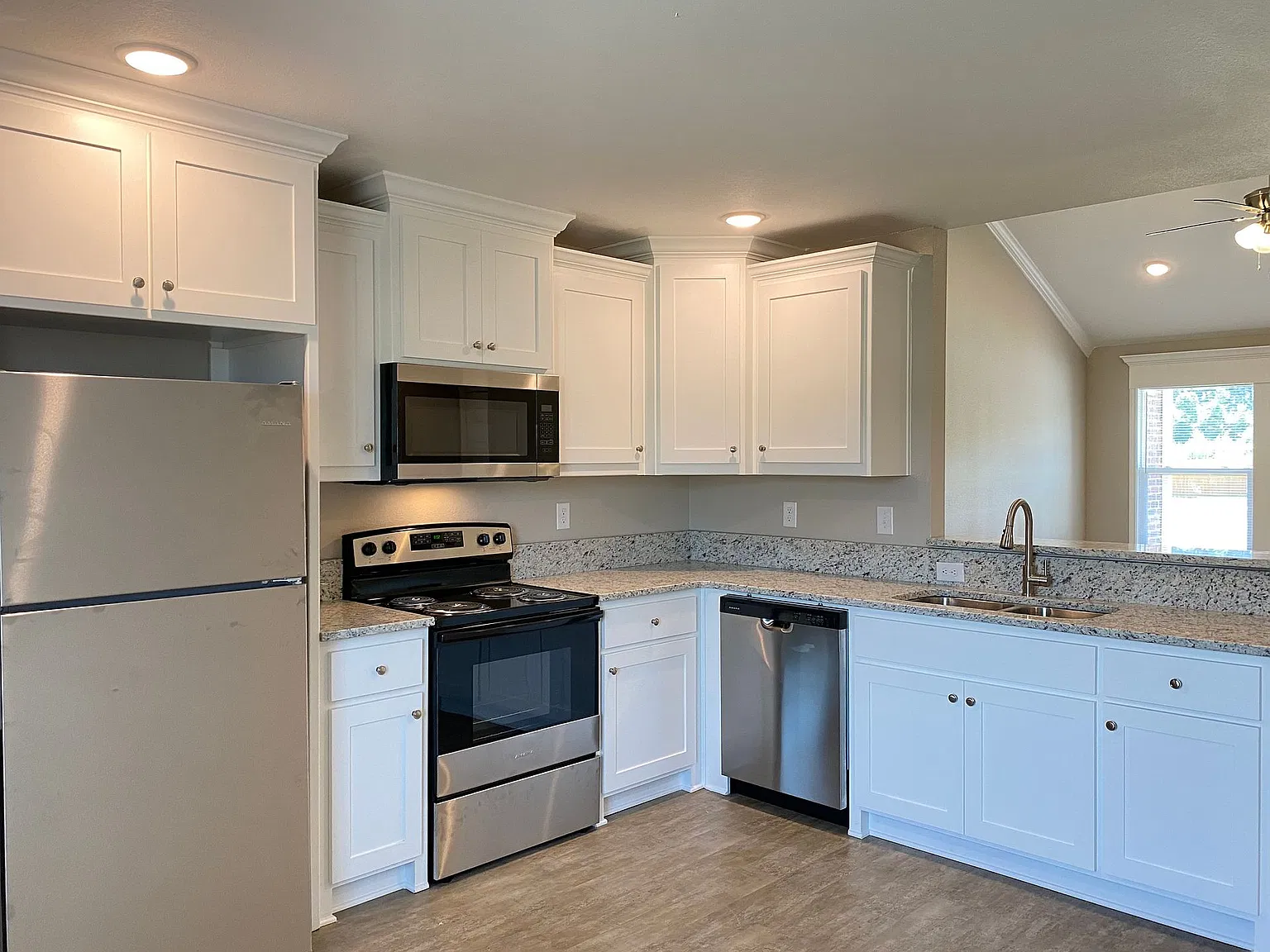 301 Magnolia Ct — Photo 2