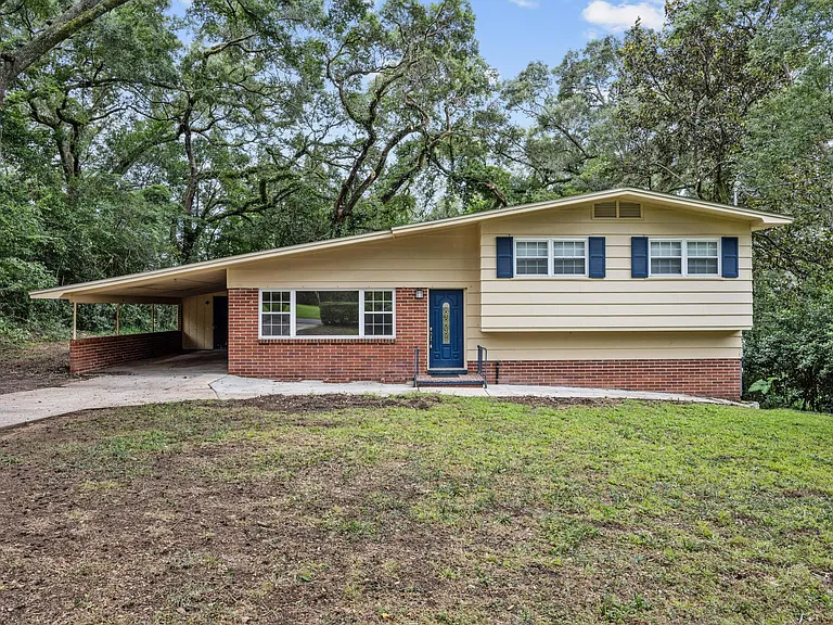 1325 Sharon Rd — Photo 1